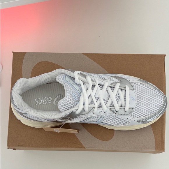 ASICS MEN White and Gray Athletic Shoes - Picture 5 of 6